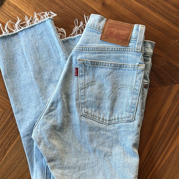 Levis Premium 501 Straight Crop Light Indigo 24 x 28 Button Fly Big E Raw Hem - Picture 2 of 4